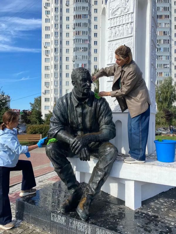 Курские волонтеры из гимназии № 63 привели в порядок памятник Вячеславу Клыкову Курские волонтеры из гимназии № 63 привели в порядок памятник Вячеславу Клыкову