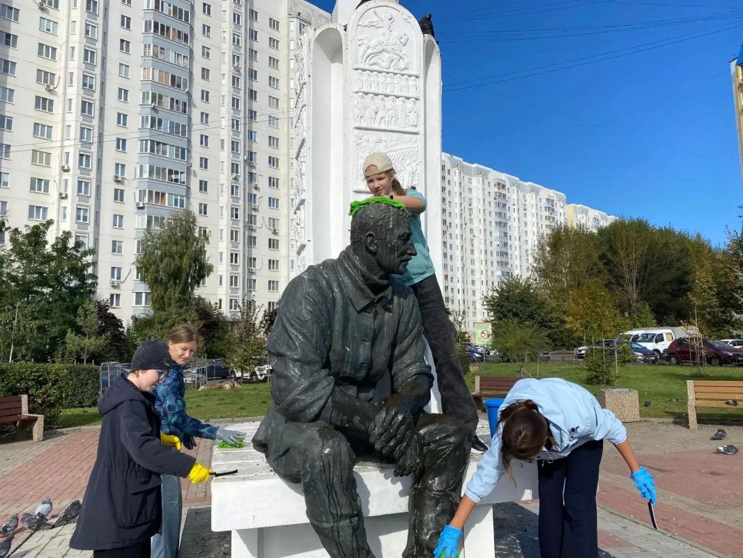 Курские волонтеры из гимназии № 63 привели в порядок памятник Вячеславу Клыкову Курские волонтеры из гимназии № 63 привели в порядок памятник Вячеславу Клыкову