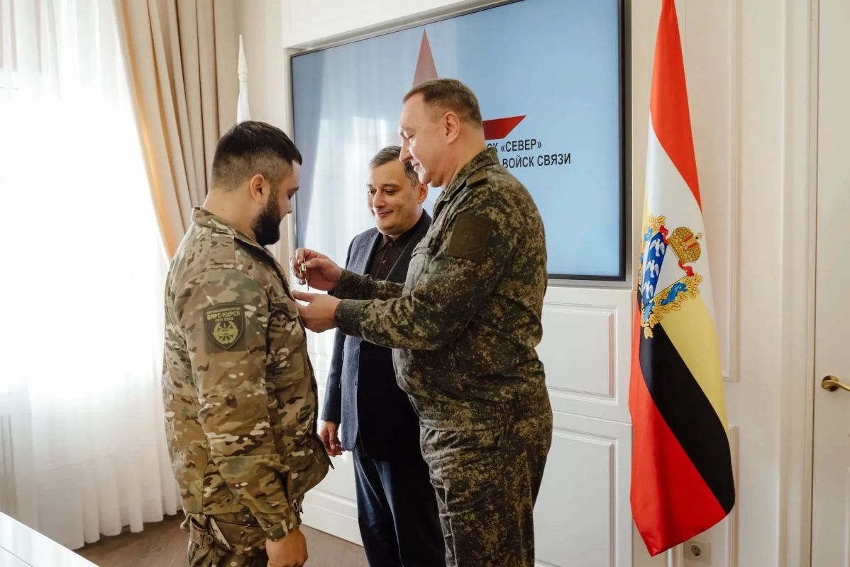 Александр Хинштейн поздравил военных связистов с праздником и вручил награды добровольцам «БАРС-Курск»