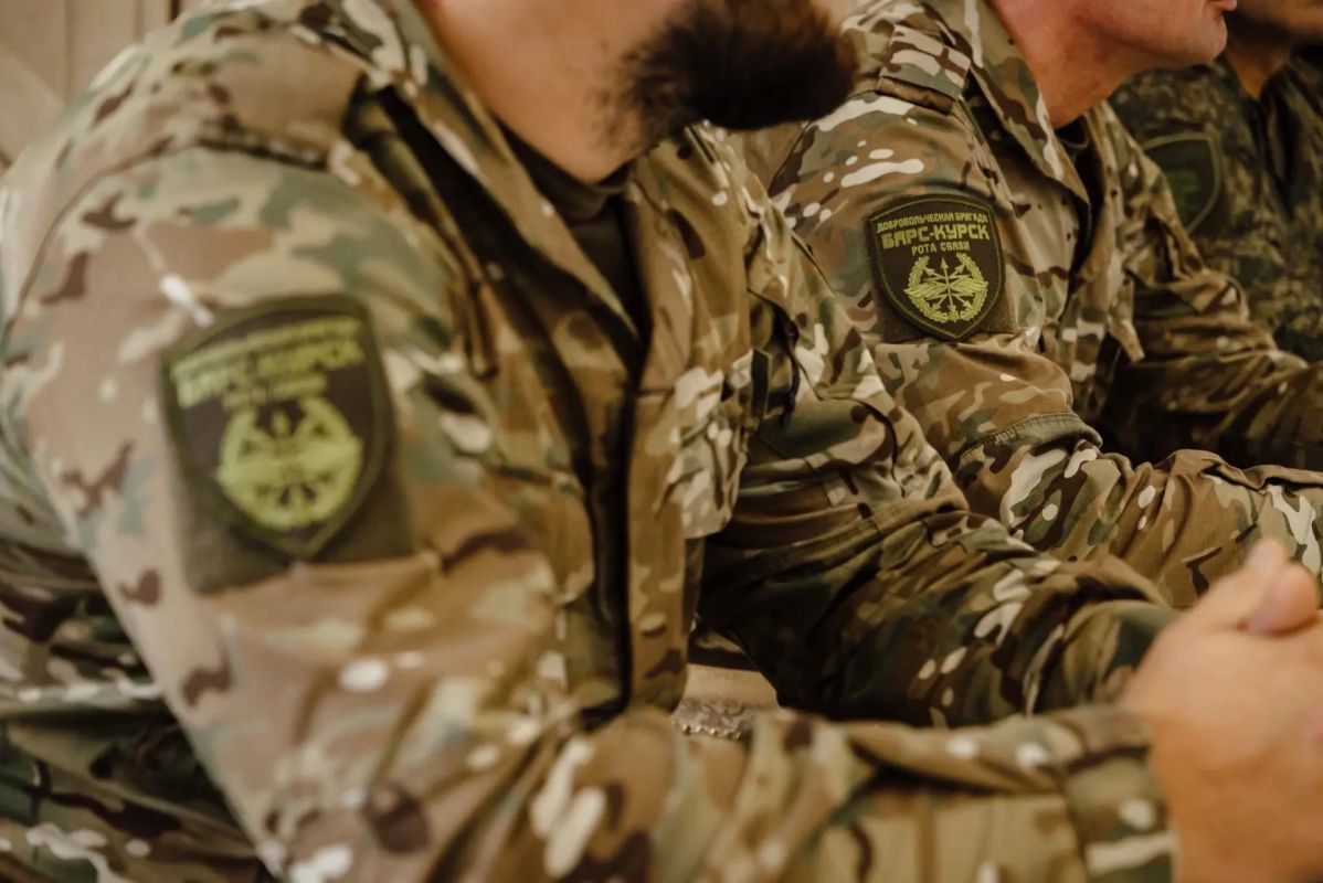 Александр Хинштейн поздравил военных связистов с праздником и вручил награды добровольцам «БАРС-Курск» Александр Хинштейн поздравил военных связистов с праздником и вручил награды добровольцам «БАРС-Курск»