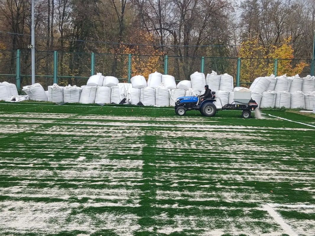 РЕМОНТ ПРОДОЛЖАЕТСЯ. В Курске продолжается ремонт футбольного поля спортивной школы №4 в парке Боева дача РЕМОНТ ПРОДОЛЖАЕТСЯ. В Курске продолжается ремонт футбольного поля спортивной школы №4 в парке Боева дача