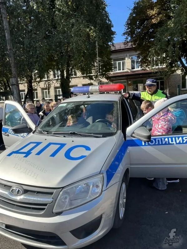Сотрудники Госавтоинспекции МО МВД России «Фатежский» побывали в Глебовской средней школе, где провели для учеников познавательную встречу по правилам безопасного поведения на дороге