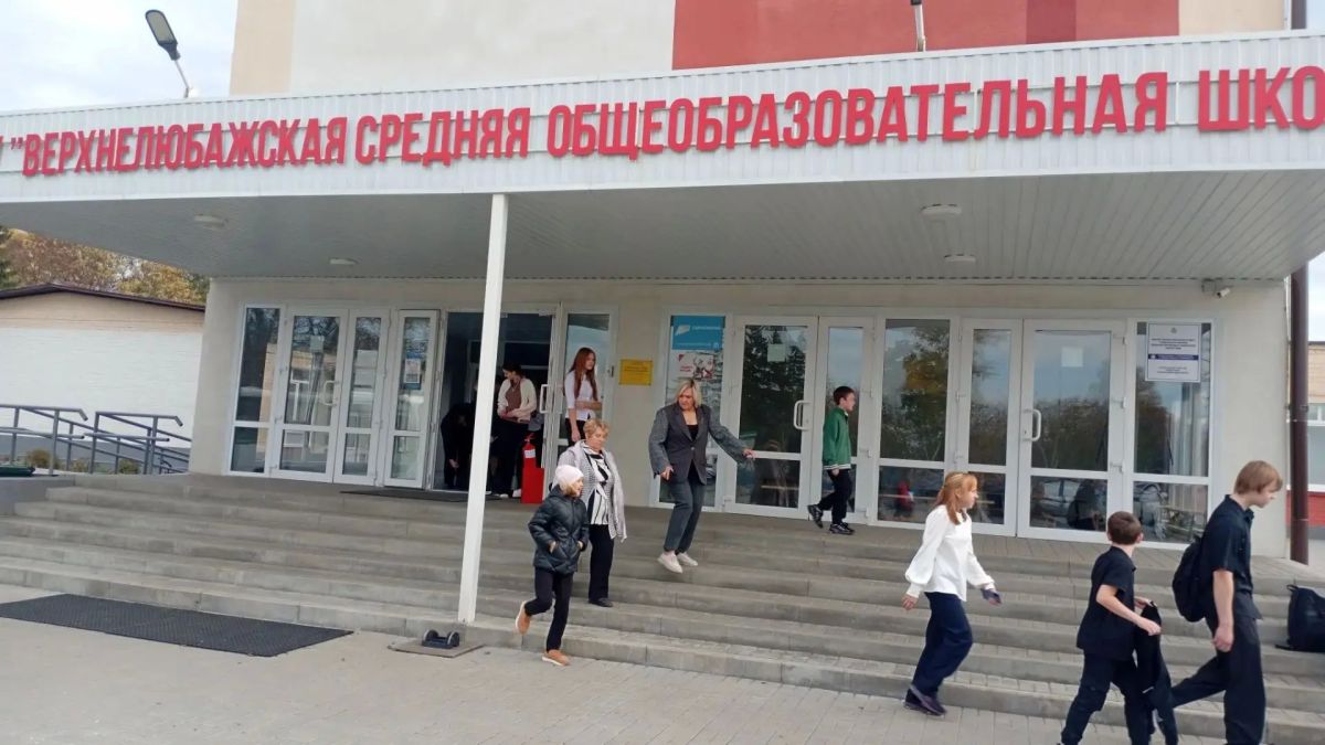 Огнеборцы ПЧ Фатежского района Противопожарной службы комитета региональной безопасности Курской области выезжали для проведения тренировочной эвакуации с инструктажем в Верхнелюбажскую среднюю школу Огнеборцы ПЧ Фатежского района Противопожарной службы комитета региональной безопасности Курской области выезжали для проведения тренировочной эвакуации с инструктажем в Верхнелюбажскую среднюю школу