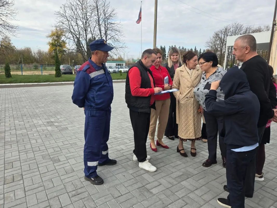 Огнеборцы ПЧ Фатежского района Противопожарной службы комитета региональной безопасности Курской области выезжали для проведения тренировочной эвакуации с инструктажем в Верхнелюбажскую среднюю школу