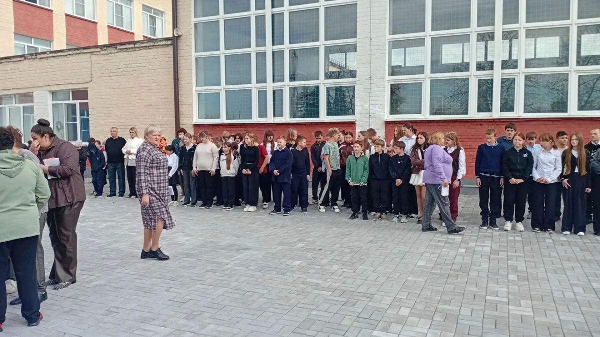 Огнеборцы ПЧ Фатежского района Противопожарной службы комитета региональной безопасности Курской области выезжали для проведения тренировочной эвакуации с инструктажем в Верхнелюбажскую среднюю школу Огнеборцы ПЧ Фатежского района Противопожарной службы комитета региональной безопасности Курской области выезжали для проведения тренировочной эвакуации с инструктажем в Верхнелюбажскую среднюю школу