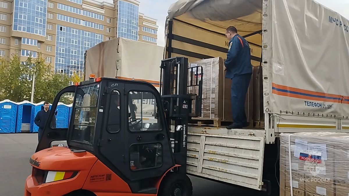 Регион получил очередную партию гуманитарной помощи: сотрудники Главного управления МЧС России по Курской области доставили 10 тонн грузов со складов Росрезерва