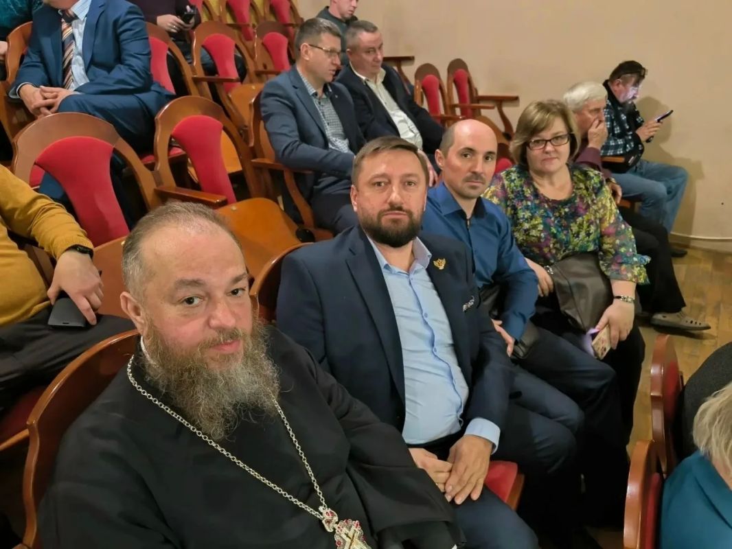 Во главе с заместителем Главы Администрации Большесолдатского района Ольгой Михайловной Нескородевой делегация Большесолдатского района, в состав которой вошли председатель Совета отцов района - настоятель Троицкого храма с....