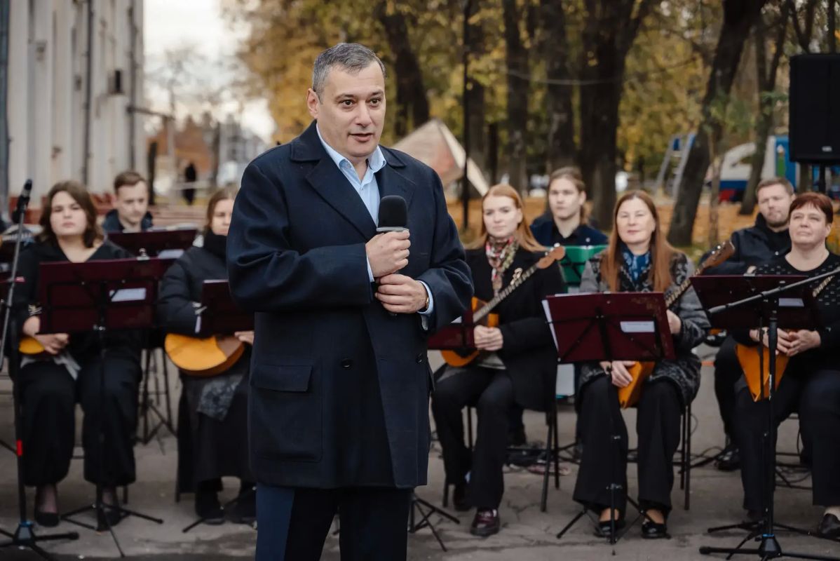 В Курске открыли мемориальную доску в память о Льве Ингоре — выдающемся композиторе, заслуженном работнике культуры РСФСР и авторе «Курского вальса», который губернатор Александр Хинштейн предложил сделать официальным гимном... В Курске открыли мемориальную доску в память о Льве Ингоре — выдающемся композиторе, заслуженном работнике культуры РСФСР и авторе «Курского вальса», который губернатор Александр Хинштейн предложил сделать официальным гимном...