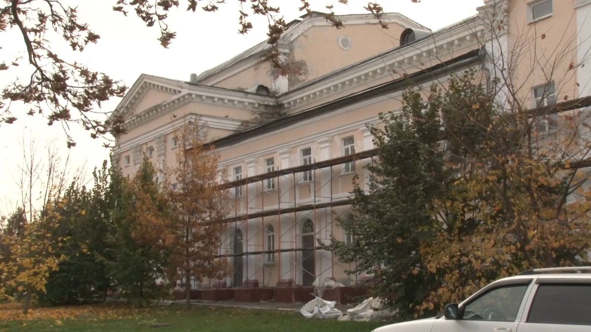 В Курске начали ремонт фасада областного Дворца культуры