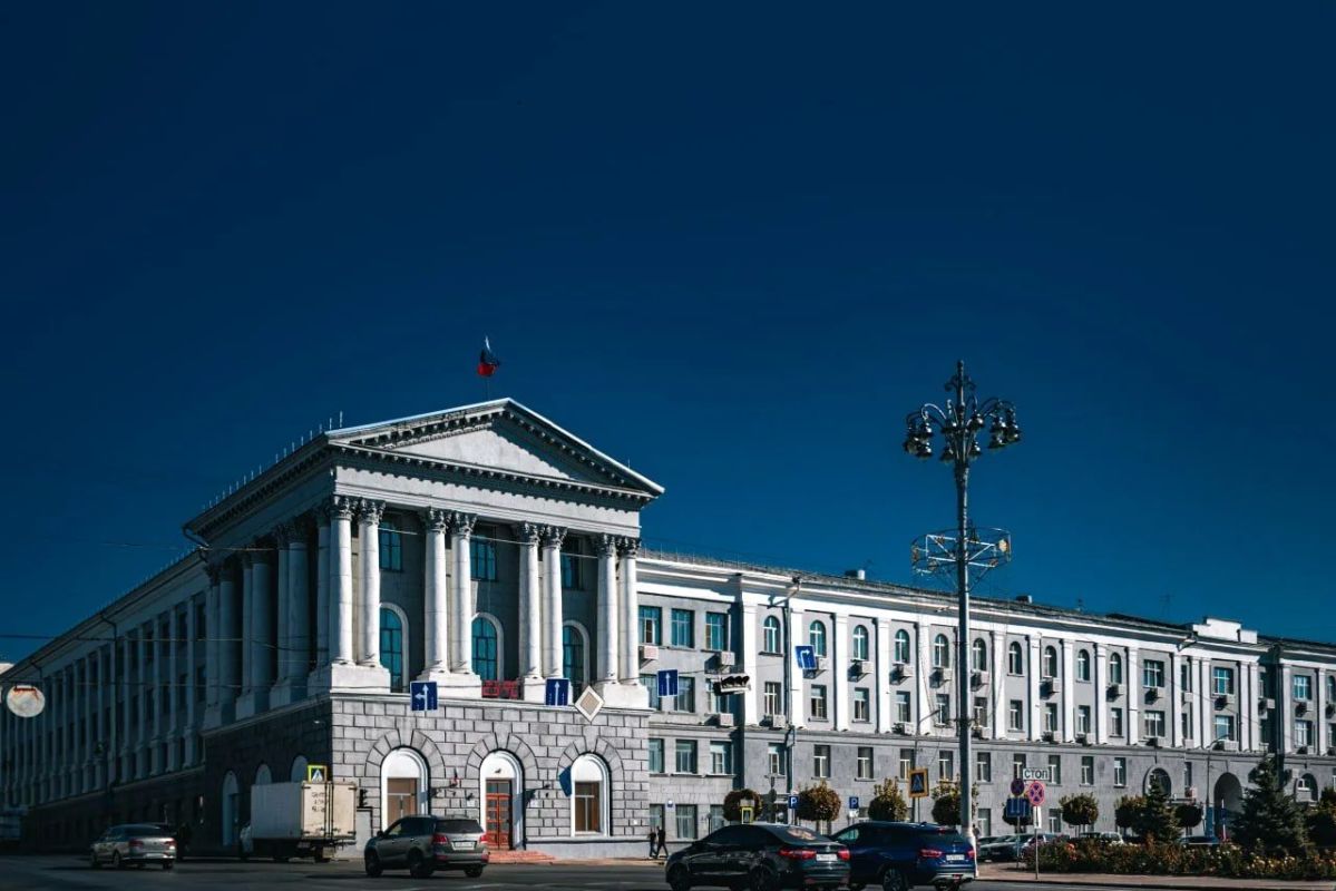 В администрации города на заседании под председательством главы областного центра Евгения Маслова руководители муниципальных ведомств рассказывают о проделанной работе за текущую неделю