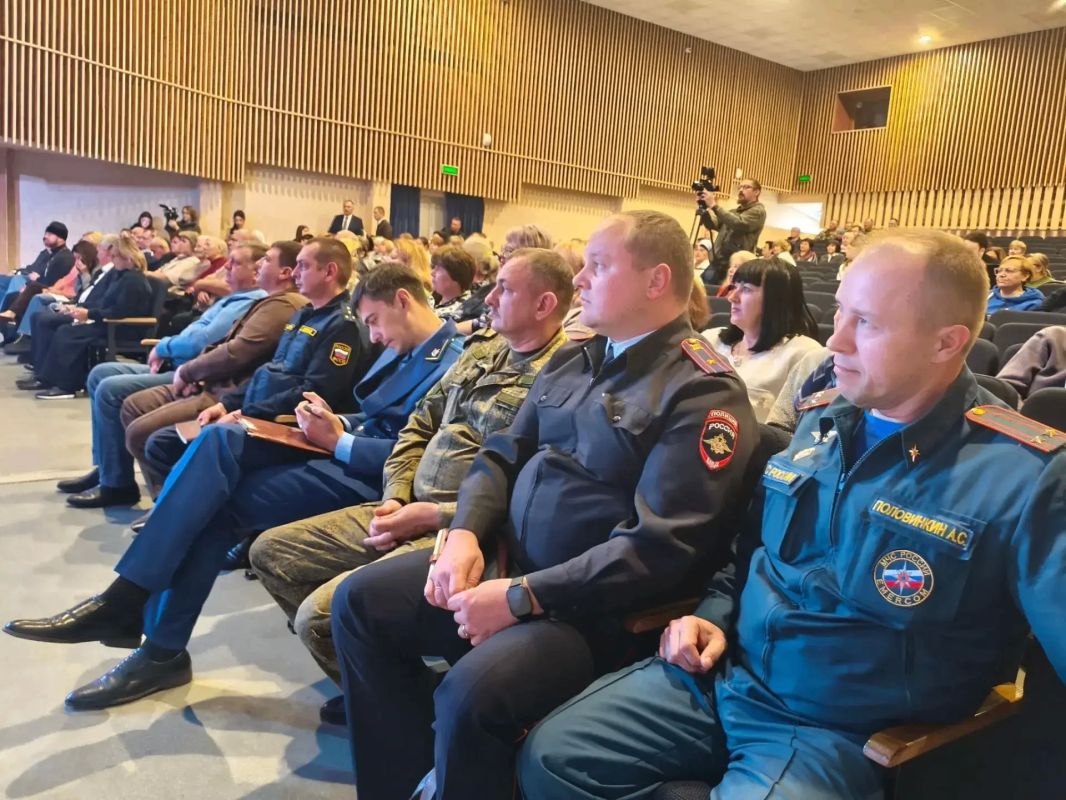 Губернатор Курской области провёл встречу с жителями Дмитриевского района Губернатор Курской области провёл встречу с жителями Дмитриевского района
