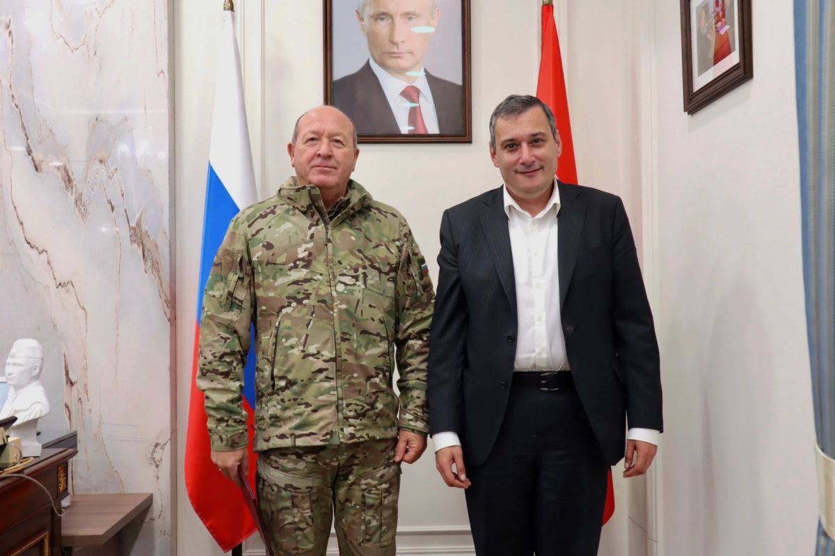 Губернатор Курской области Александр Хинштейн провел рабочую встречу с начальником Инженерных войск Вооруженных Сил РФ генерал-лейтенантом Юрием Ставицким
