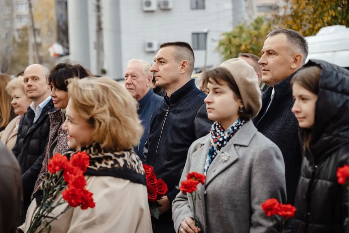 В Курске открыли мемориальную доску в память о Льве Ингоре — выдающемся композиторе, заслуженном работнике культуры РСФСР и авторе «Курского вальса», который губернатор Александр Хинштейн предложил сделать официальным гимном... В Курске открыли мемориальную доску в память о Льве Ингоре — выдающемся композиторе, заслуженном работнике культуры РСФСР и авторе «Курского вальса», который губернатор Александр Хинштейн предложил сделать официальным гимном...
