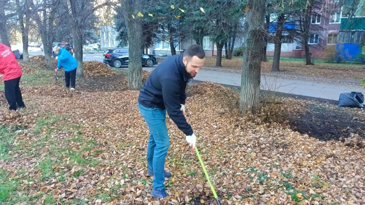 Александр Хинштейн принял участие в общегородском субботнике Александр Хинштейн принял участие в общегородском субботнике