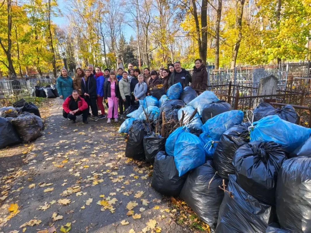 Сегодня сотрудники Министерства градостроительной политики, имущественных и земельных отношений Курской области совместно с сотрудниками ОКУ «ЦЗКО» приняли участие в общегородском субботнике Сегодня сотрудники Министерства градостроительной политики, имущественных и земельных отношений Курской области совместно с сотрудниками ОКУ «ЦЗКО» приняли участие в общегородском субботнике