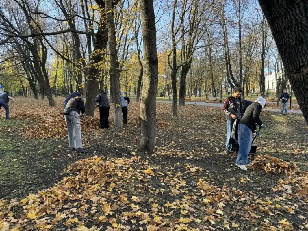 К субботнику присоединились сотрудники комитета ЖКХ К субботнику присоединились сотрудники комитета ЖКХ