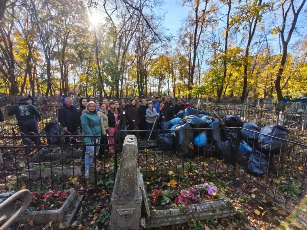 Сегодня сотрудники Министерства градостроительной политики, имущественных и земельных отношений Курской области совместно с сотрудниками ОКУ «ЦЗКО» приняли участие в общегородском субботнике