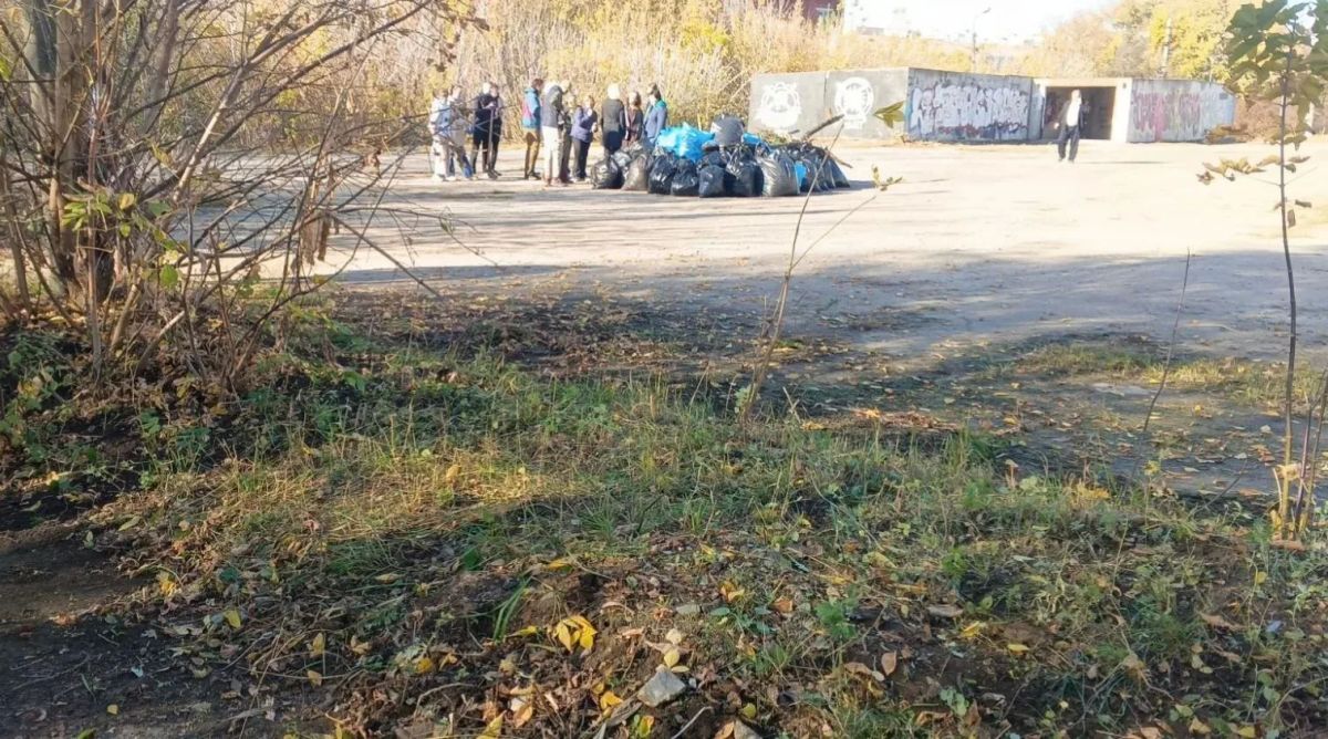Субботник — дело общее!. Сегодня команда Минцифры Курской области, Центра электронного взаимодействия и МФЦ вышла на осеннюю уборку - и город сразу стал чуточку светлее и уютнее Субботник — дело общее!. Сегодня команда Минцифры Курской области, Центра электронного взаимодействия и МФЦ вышла на осеннюю уборку - и город сразу стал чуточку светлее и уютнее