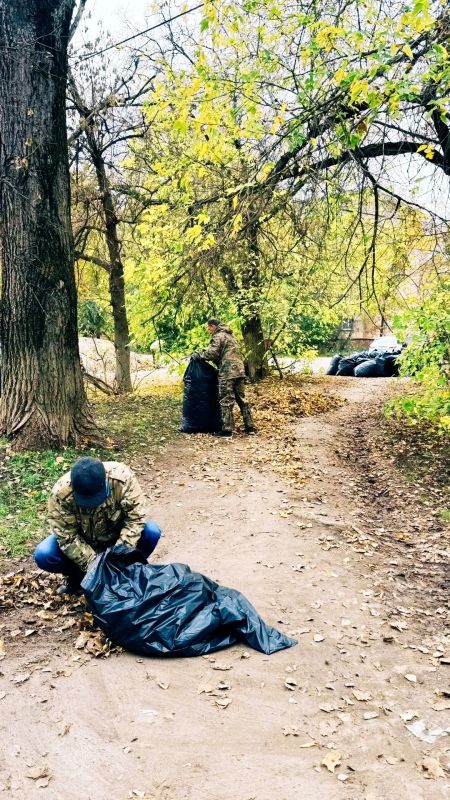Сотрудники регионального Министерства сельского хозяйства и АНО «Центр компетенций в АПК Курской области» собрались вместе, чтобы убрать осеннюю листву, избавить газоны от сухих веток и бытового мусора Сотрудники регионального Министерства сельского хозяйства и АНО «Центр компетенций в АПК Курской области» собрались вместе, чтобы убрать осеннюю листву, избавить газоны от сухих веток и бытового мусора