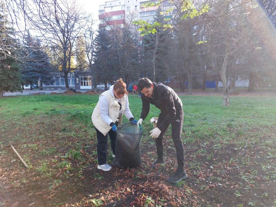 Александр Хинштейн вышел на субботник вместе с жителями Курска Александр Хинштейн вышел на субботник вместе с жителями Курска