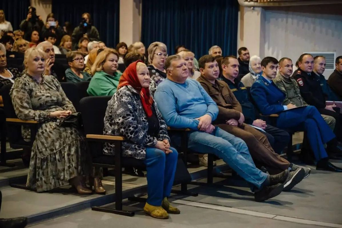 Партийцы встретились с жителями Дмитриевского района Партийцы встретились с жителями Дмитриевского района