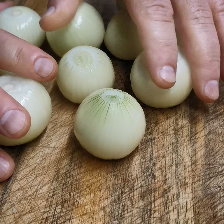 Как удивить гостей необычной закуской из лука