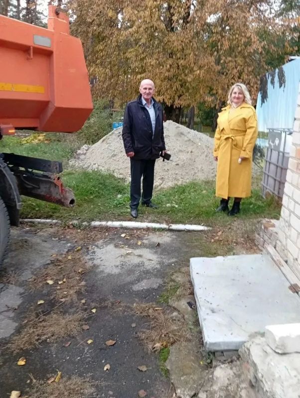 Забота депутата в округе. Депутат Курского городского Собрания Дмитрий Лепшеев по просьбе коллектива работников детсада №129 доставил грузовик песка для детской площадки