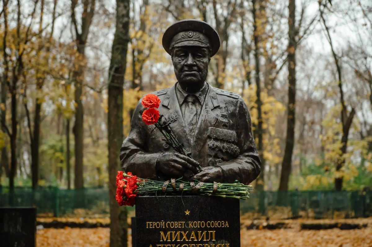 Александр Хинштейн: Сегодня свои 102 года отметил бы Герой Советского Союза, участник Курской битвы, почётный гражданин Курска и области Михаил Алексеевич Булатов