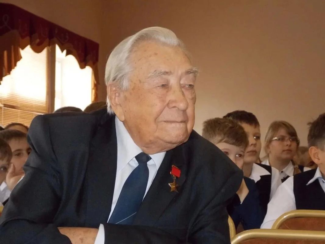 В лицее № 6 отметили день рождения Героя Советского Союза Михаила Булатова