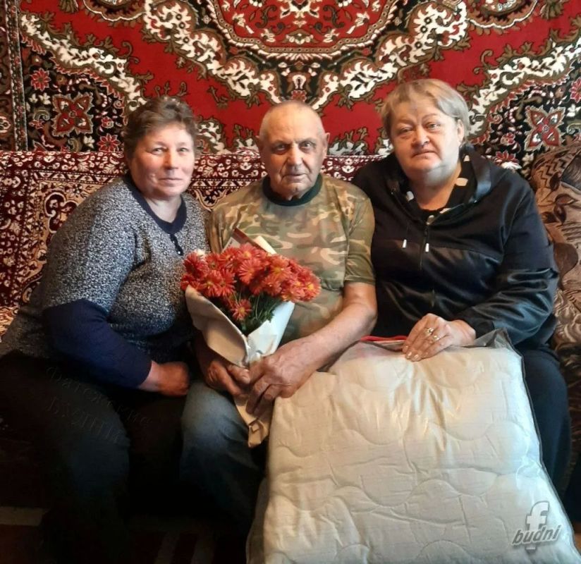 ПОЗДРАВЛЕНИЕ С ЮБИЛЕЕМ. Житель деревни Миролюбово Виктор Иванович Павлов отметил свой 85-летний юбилей ПОЗДРАВЛЕНИЕ С ЮБИЛЕЕМ. Житель деревни Миролюбово Виктор Иванович Павлов отметил свой 85-летний юбилей