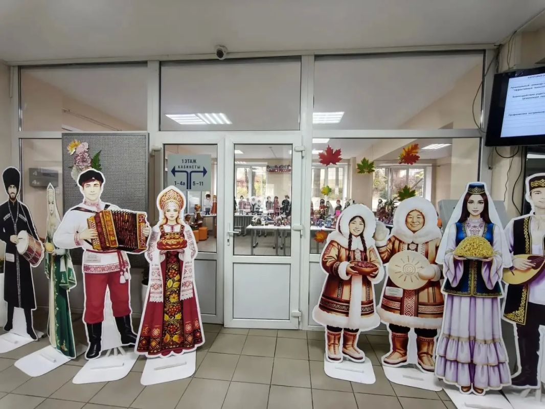 Приглашаем познакомиться с куклами народов России Приглашаем познакомиться с куклами народов России