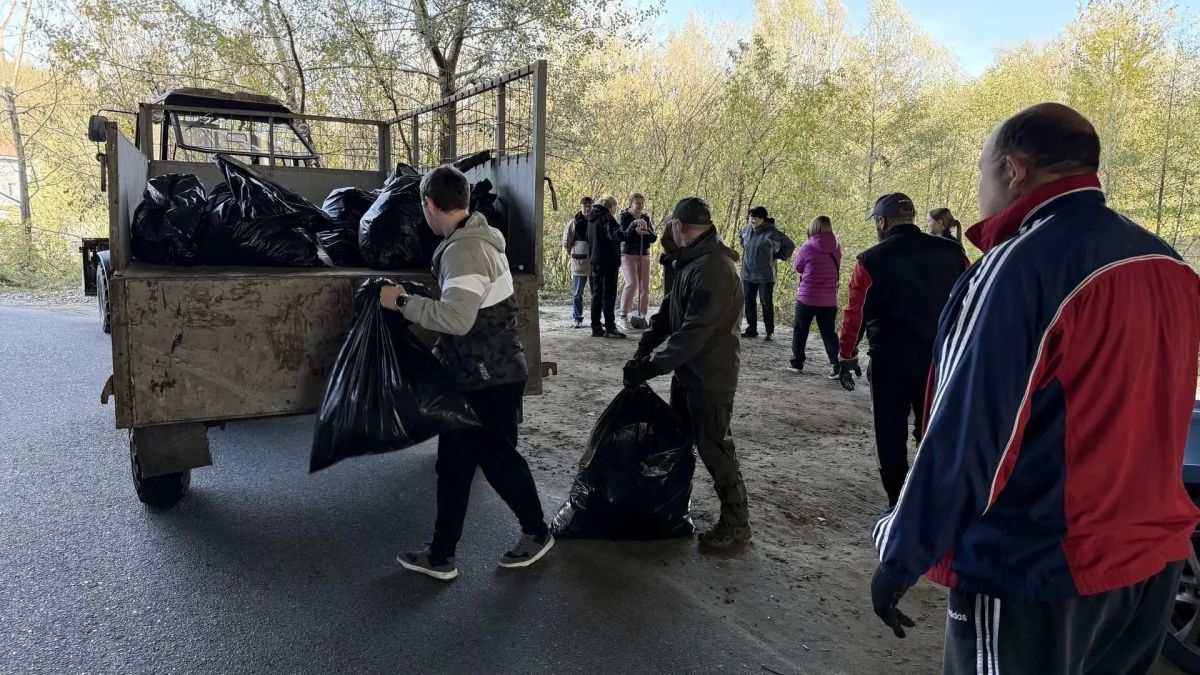 Чистота начинается с нас!. 24 октября сотрудники Государственной жилищной инспекции Курской области приняли участие в субботнике на территории под Кировским мостом через реку Тускарь
