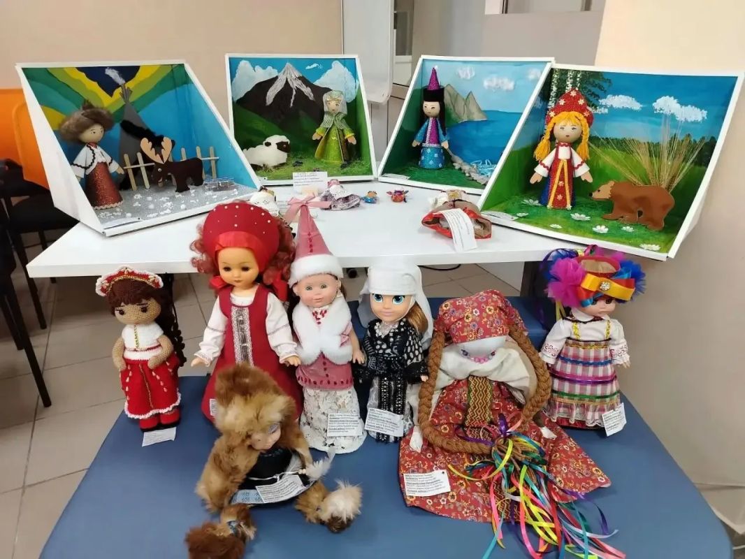Приглашаем познакомиться с куклами народов России