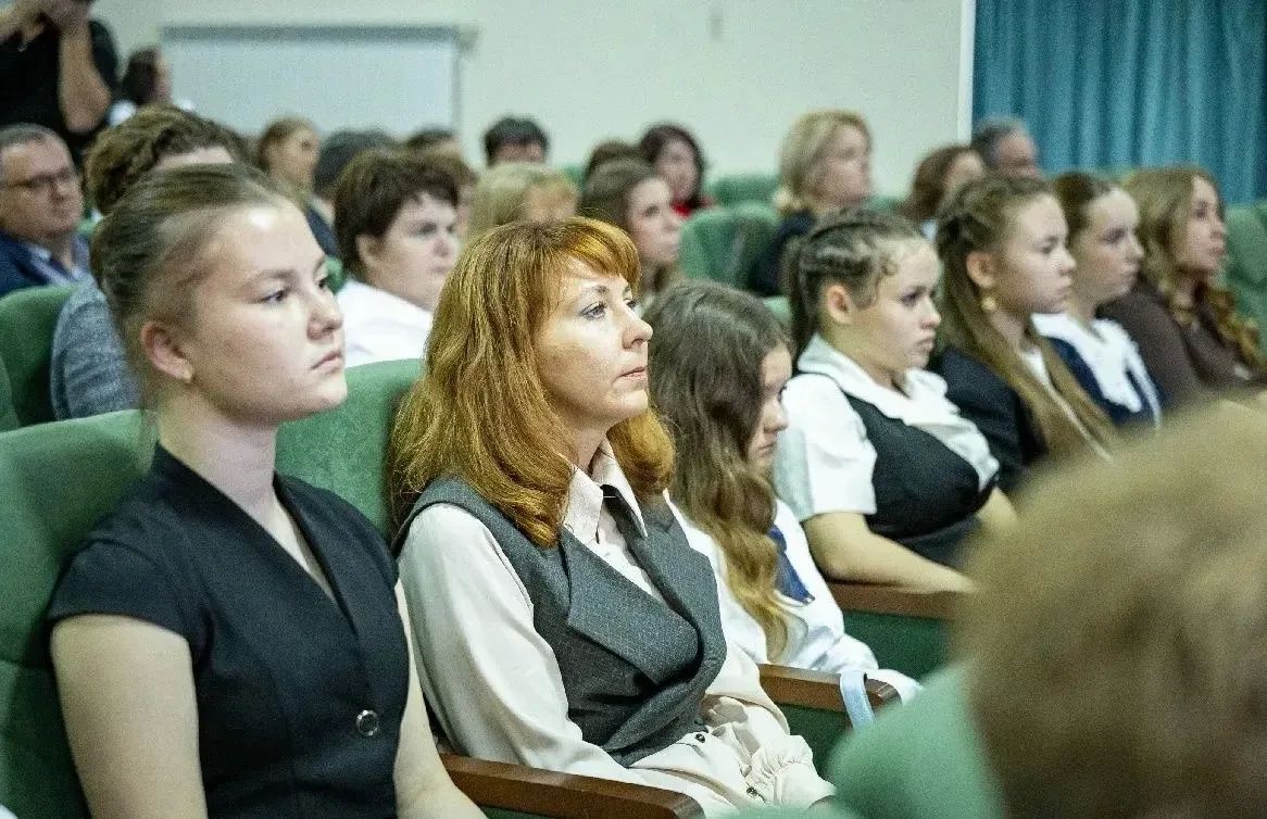 Единороссы вручили юным курянам стипендии главы города Единороссы вручили юным курянам стипендии главы города