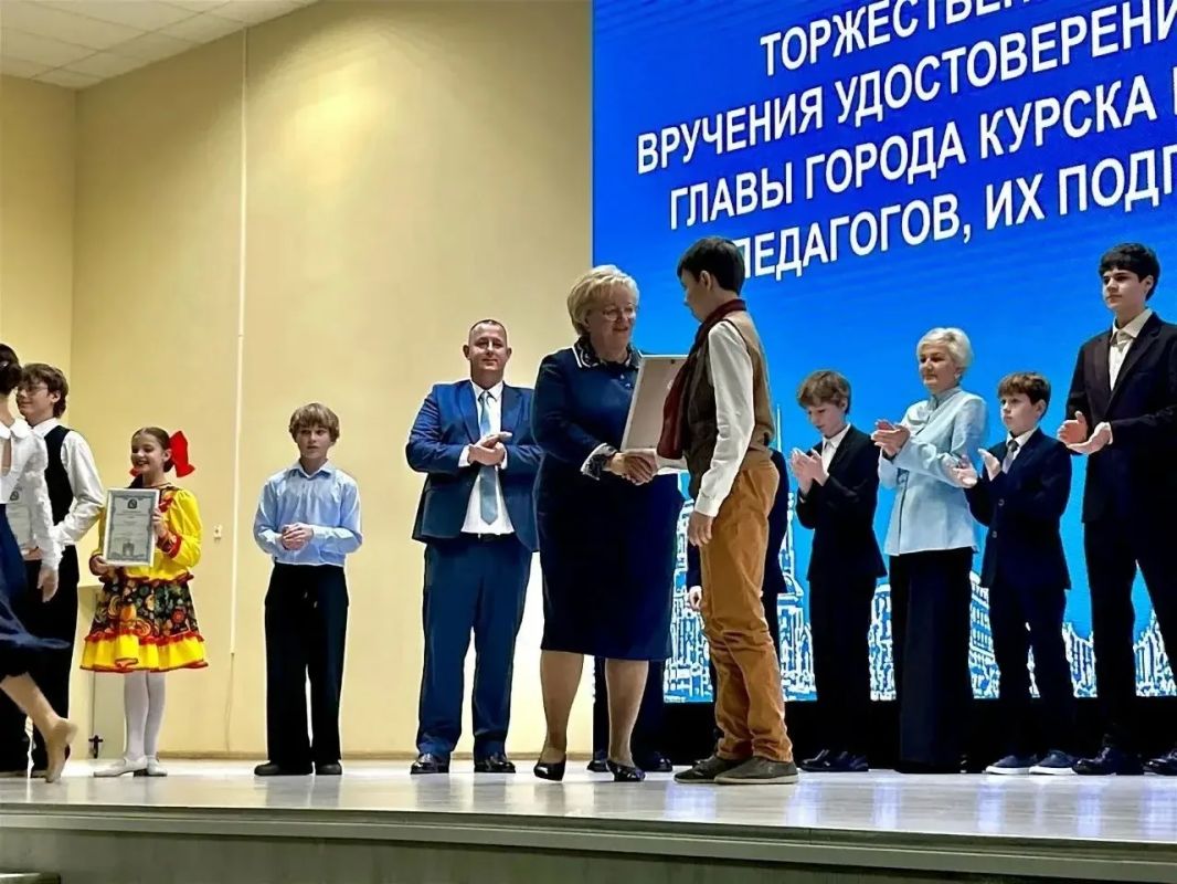 Единороссы вручили юным курянам стипендии главы города Единороссы вручили юным курянам стипендии главы города
