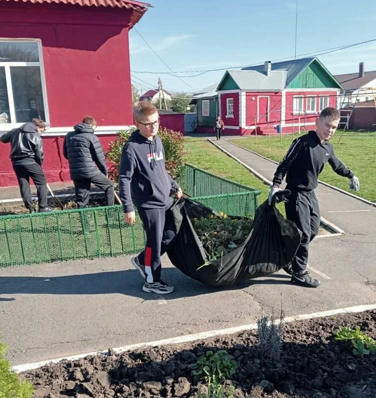В Новопоселёновской школе состоялся субботник, объединивший учащихся и педагогический коллектив