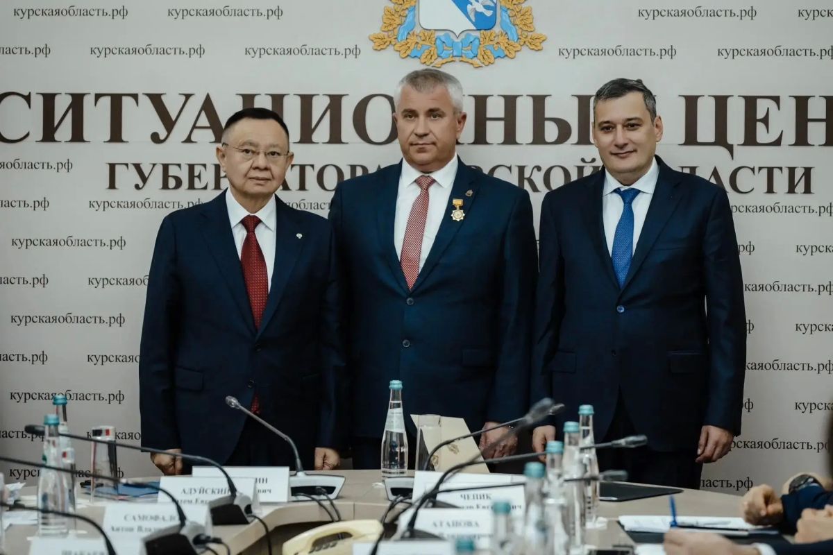 В Доме Советов накануне прошло совещание с министром строительства и ЖКХ России Иреком Файзуллиным В Доме Советов накануне прошло совещание с министром строительства и ЖКХ России Иреком Файзуллиным