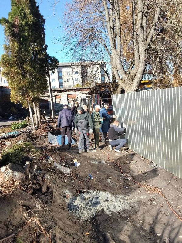 В минувшие выходные в рамках благоустройства территории детского сада города Фатежа сотрудники Администрации Фатежского района и подведомственных учреждений установили новый забор В минувшие выходные в рамках благоустройства территории детского сада города Фатежа сотрудники Администрации Фатежского района и подведомственных учреждений установили новый забор