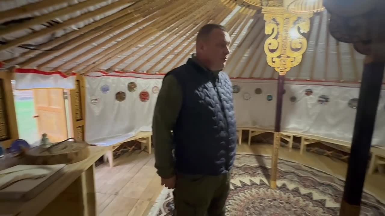 Игорь Кастюкевич: Курская область. Передал от команды Палаты молодых законодателей в волонтерский лагерь Единой России «Курский рубеж» сувенир из Псковской области