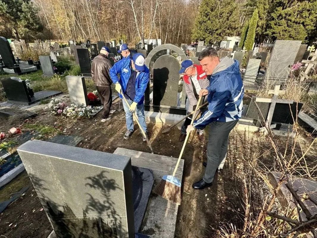 Единороссы ухаживают за захоронениями участников Великой Отечественной войны Единороссы ухаживают за захоронениями участников Великой Отечественной войны
