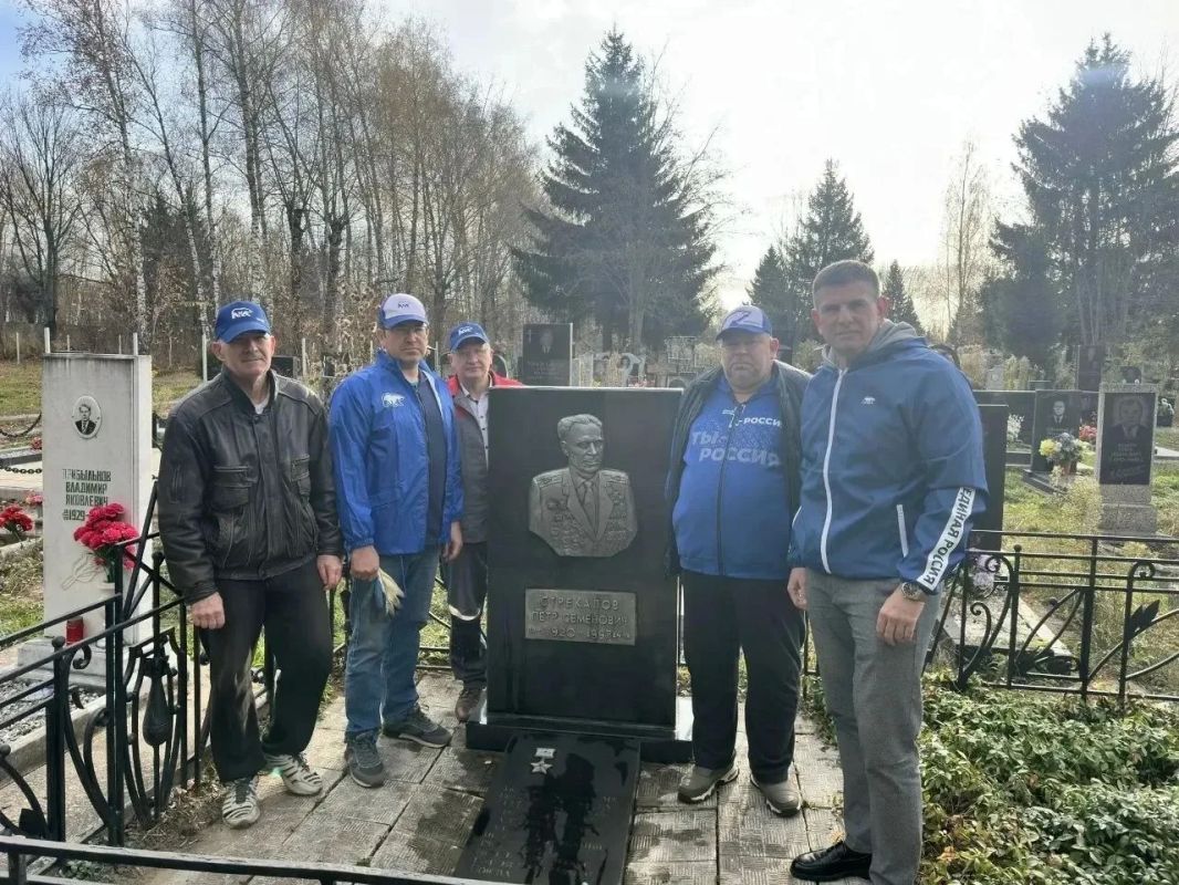 Единороссы ухаживают за захоронениями участников Великой Отечественной войны Единороссы ухаживают за захоронениями участников Великой Отечественной войны