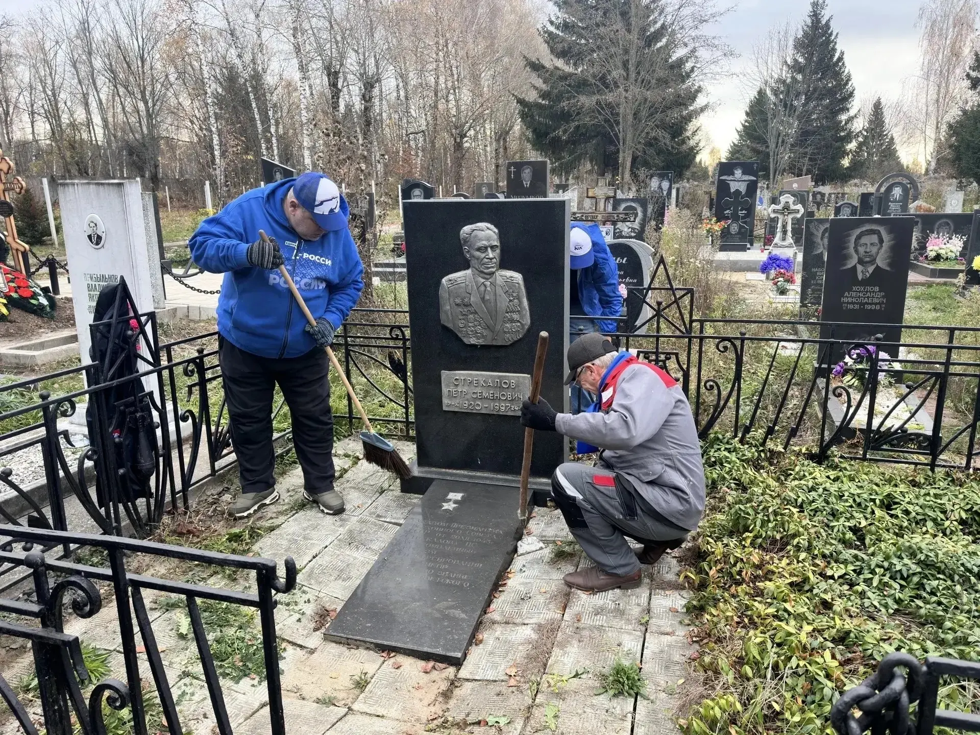 Единороссы ухаживают за захоронениями участников Великой Отечественной войны