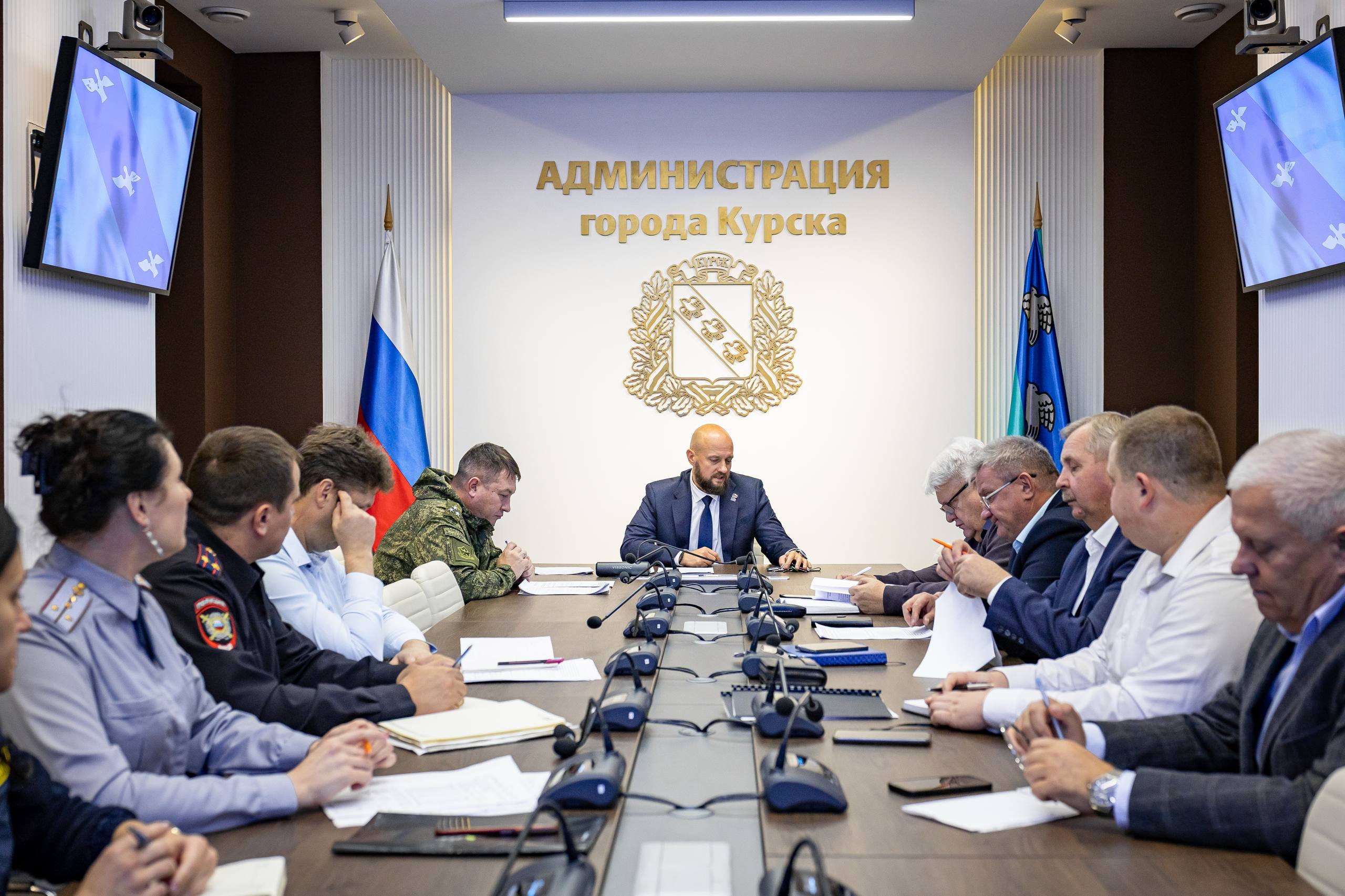 Евгений Маслов: Жители Курска продолжают пополнять ряды наших Вооруженных сил, подписывая контракты с Минобороны РФ. Сегодня по данной теме провели рабочее совещание с участием военных комиссаров, глав окружных администраций...