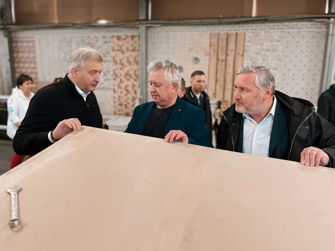 Замгубернатора Сергей Фофанов и и.о. министра промышленности, торговли и предпринимательства Курской области Андрей Ветров посетили несколько производственных площадок вместе с главой местной администрации Игорем Глущенко Замгубернатора Сергей Фофанов и и.о. министра промышленности, торговли и предпринимательства Курской области Андрей Ветров посетили несколько производственных площадок вместе с главой местной администрации Игорем Глущенко