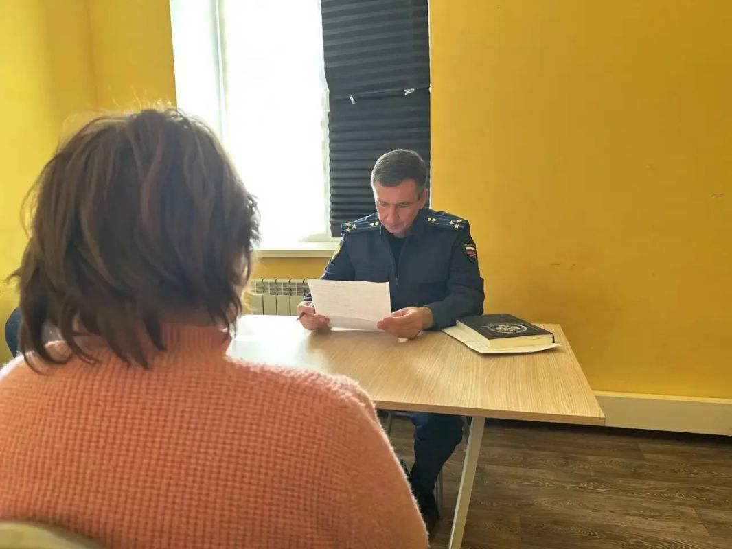 Заместитель прокурора Курской области провел личный прием граждан в пункте временного размещения Заместитель прокурора Курской области провел личный прием граждан в пункте временного размещения