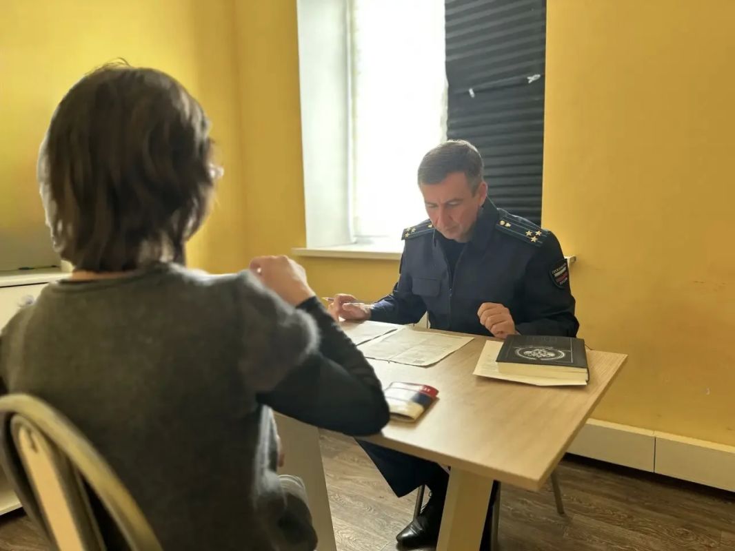 Заместитель прокурора Курской области провел личный прием граждан в пункте временного размещения Заместитель прокурора Курской области провел личный прием граждан в пункте временного размещения