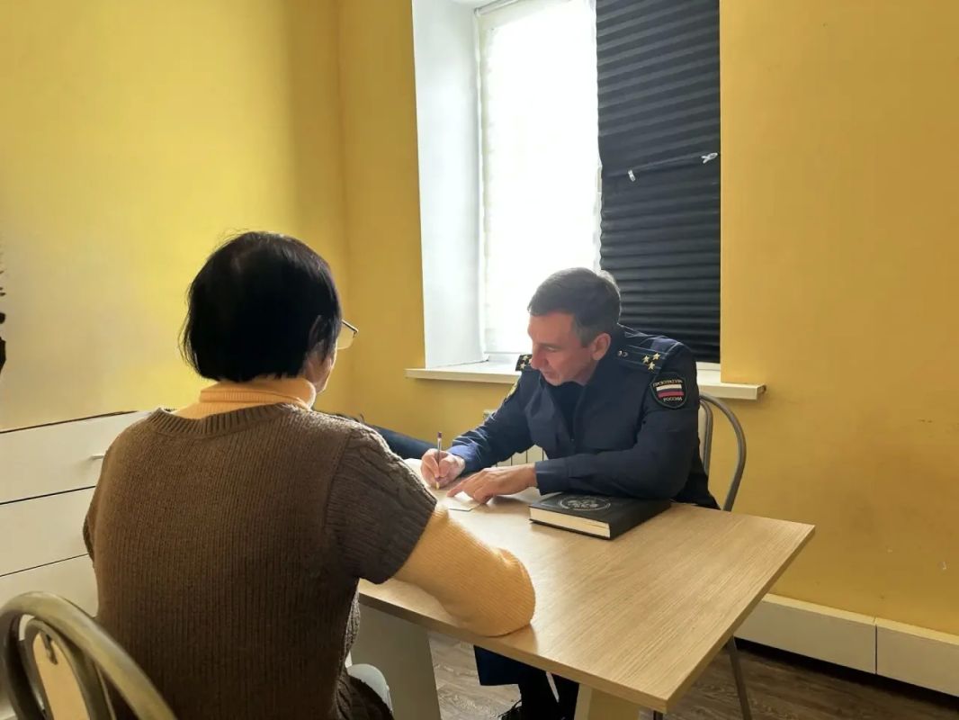 Заместитель прокурора Курской области провел личный прием граждан в пункте временного размещения Заместитель прокурора Курской области провел личный прием граждан в пункте временного размещения