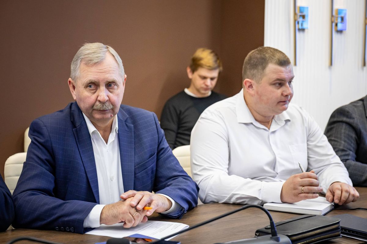 Евгений Маслов: Жители Курска продолжают пополнять ряды наших Вооруженных сил, подписывая контракты с Минобороны РФ. Сегодня по данной теме провели рабочее совещание с участием военных комиссаров, глав окружных администраций... Евгений Маслов: Жители Курска продолжают пополнять ряды наших Вооруженных сил, подписывая контракты с Минобороны РФ. Сегодня по данной теме провели рабочее совещание с участием военных комиссаров, глав окружных администраций...