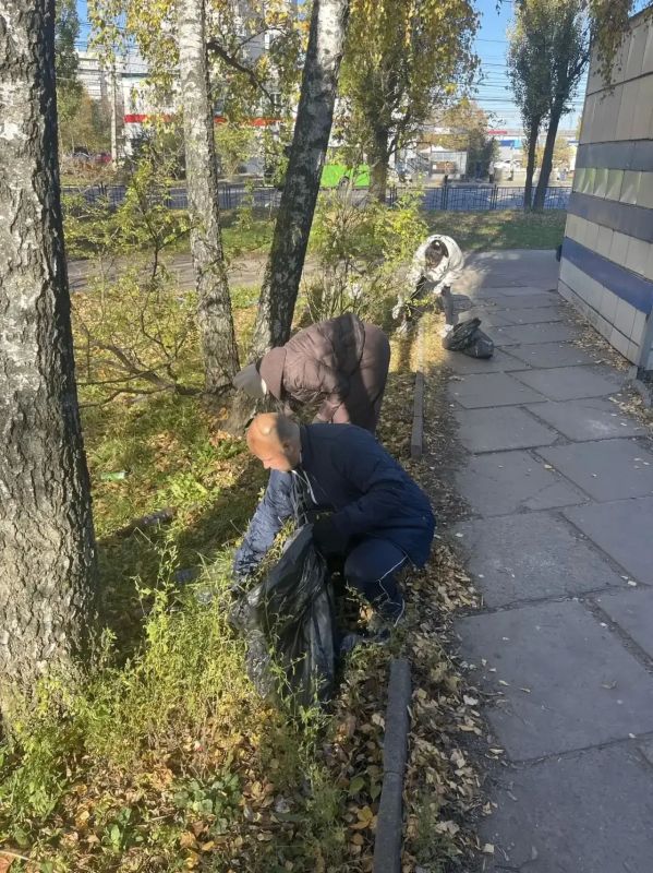 Сотрудники администрации Центрального округа города Курска вышли на субботник Сотрудники администрации Центрального округа города Курска вышли на субботник