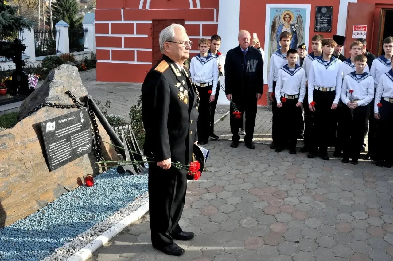 Ученики военно-морских кадетских классов школы № 18 почтили память героев линкора «Новороссийск»